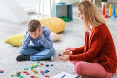 با کودک مبتلا به اوتیسم چگونه رفتار کنیم؟