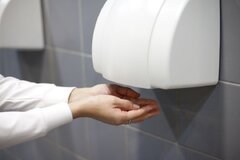 دستگاه های خشک‌ کن‌ دست میکروب‌ ها را بیشتر از دستمال کاغذی پخش می کنند! (+عکس)