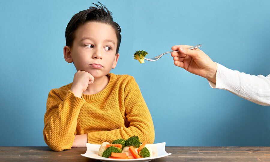 به کودک خود مهارتهای غذا خوردن بیاموزید به کودک خود مهارتهای غذا خوردن بیاموزید