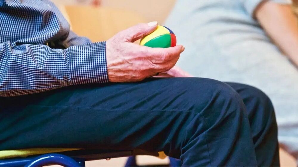 قدرتِ "گرفتن" دست ؛ نشانه ای مهم از سلامت بدن (+عکس)