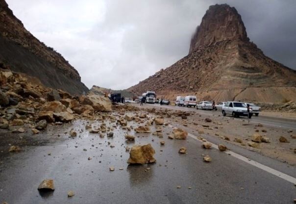 جاده هراز به دلیل ریزش کوه مسدود شد جاده هراز به دلیل ریزش کوه مسدود شد