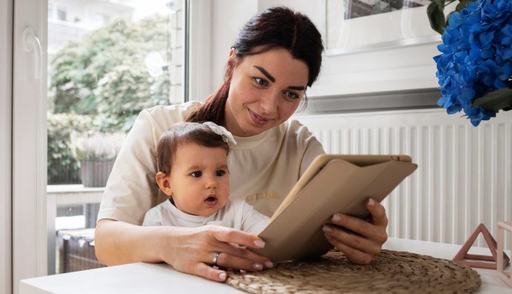 از چه زمانی باید کتاب‌خواندن برای کودک را شروع کنیم؟
