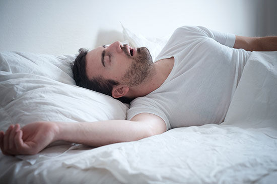 10 دلیل اصلی ریزش آب از دهان هنگام خواب