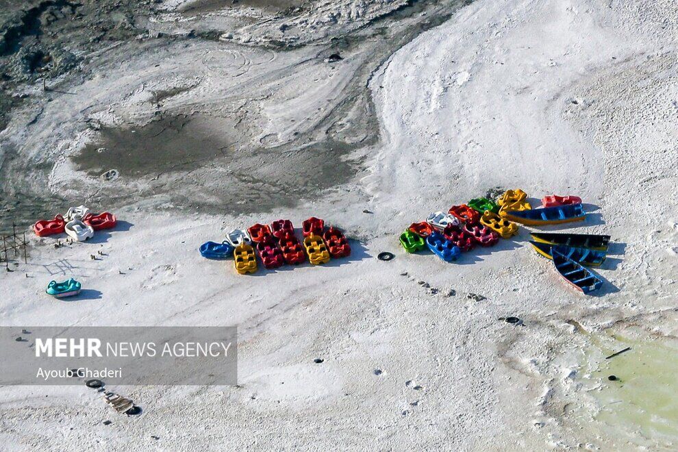 (تصاویر) دریاچه خشک شده ارومیه