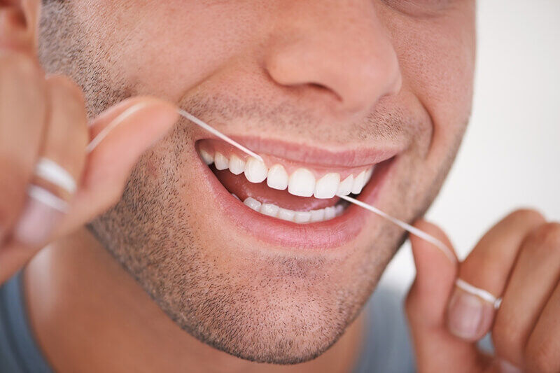 چه زمانی باید از نخ دندان استفاده کرد؟
