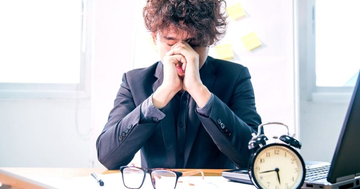 ۱۰ عادت مخرب که نمیگذارد در زندگی پیشرفت کنید ۱۰ عادت مخرب که نمیگذارد در زندگی پیشرفت کنید