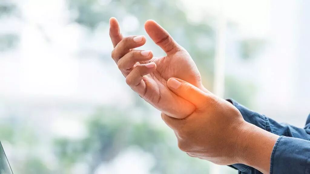 علت گرفتگی و سفتی دست‌ها در هنگام صبح‌ چیست؟