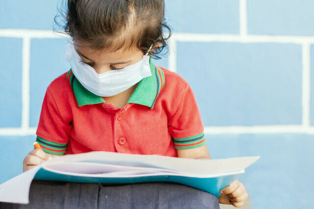 والدین جای موبایل و کتاب را برای کودک عوض کنند والدین جای موبایل و کتاب را برای کودک عوض کنند