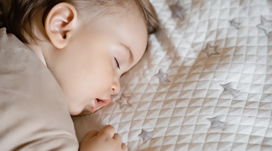 نوزادان بدخواب را با این روش بخوابانید