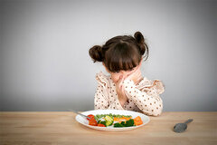 چگونه با بدغذایی کودک برخورد کنیم/ اصرار والدین اشتباه است