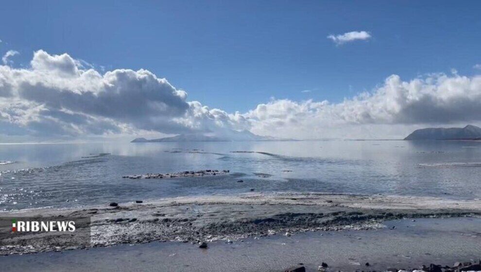 تصاویر/ دریاچه ارومیه با بارش برف جان گرفت