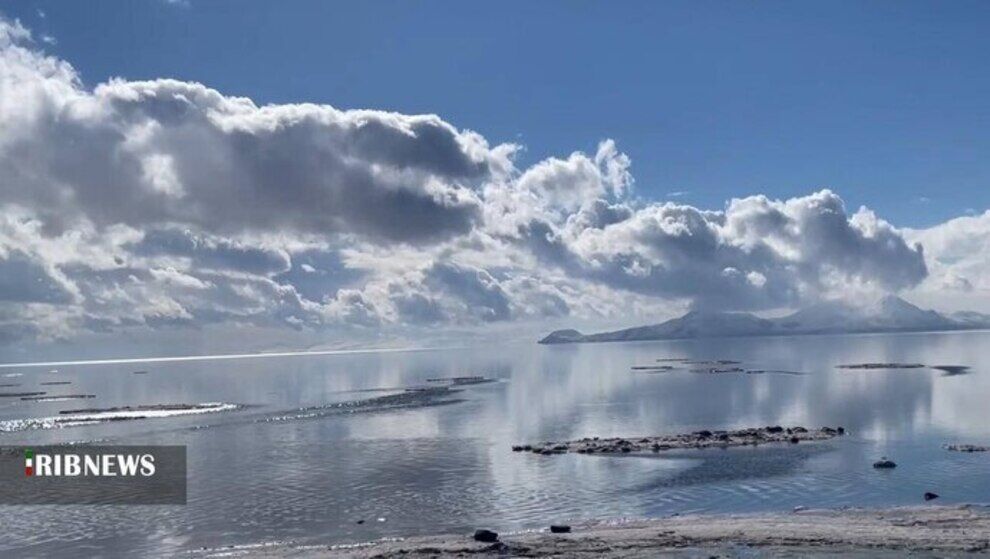 تصاویر/ دریاچه ارومیه با بارش برف جان گرفت