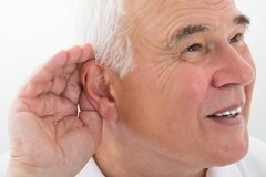 کم شنوایی در دهه پنجم عمرتان را نادیده نگیرید