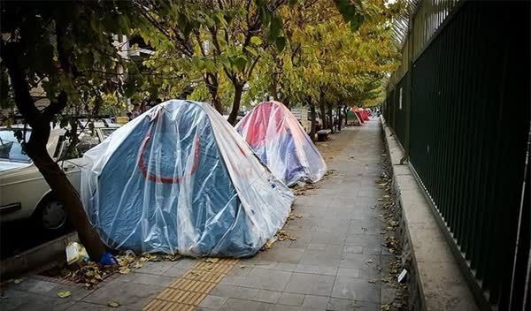 چادرخوابی بیماران شهرستانی در پایتخت برای ویزیت پزشکان!