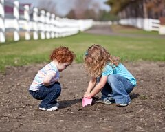 آیا خاک‌بازی برای تقویت سیستم ایمنی کودکان مفید است؟