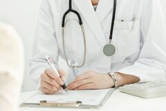 نماینده مجلس: وزارت بهداشت تعداد پزشکان را افزایش دهد