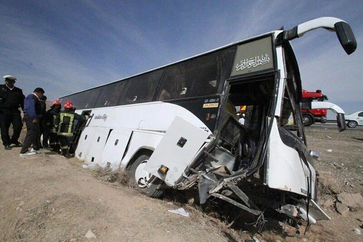 واژگونی اتوبوس با ۱۳ مصدوم در یزد