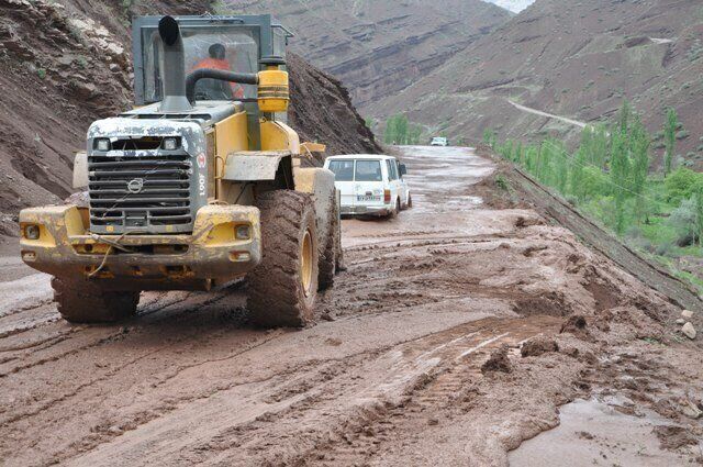 جاده کندوان همچنان مسدود است/تاکنون ۵ خودرو از گل و لای بیرون کشیده شدند