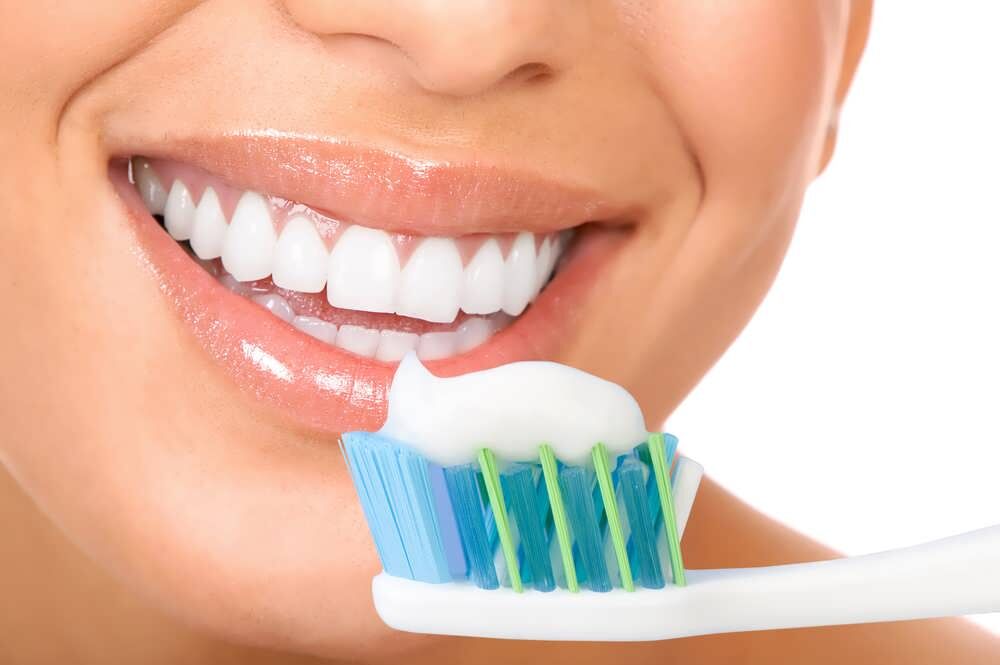 چگونه مسواک بزنیم تا دندانهای سالم تری داشته باشیم چگونه مسواک بزنیم تا دندانهای سالم تری داشته باشیم