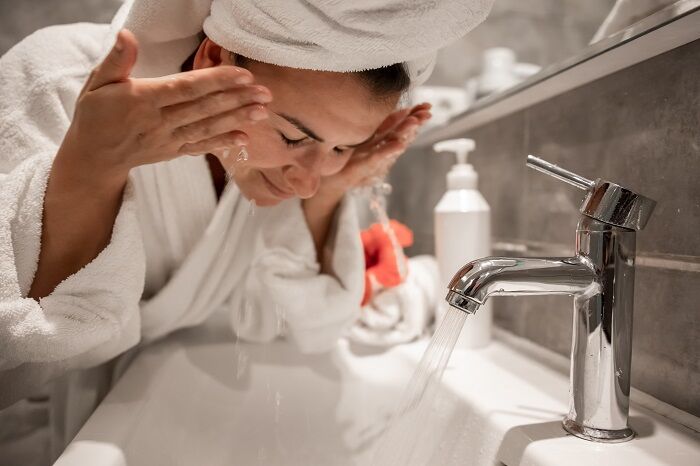 شستن صورت بعد از تزریق ژل لب ، مجاز یا خطرناک !
