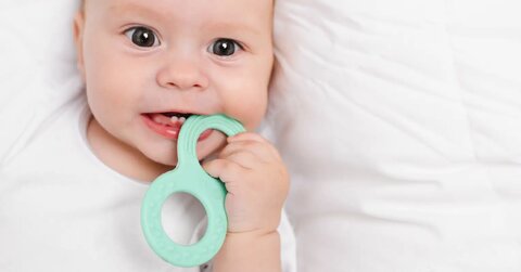 کاهش دردِ دندان درآوردن در نوزادان؛ از تجویز خودسرانه مُسکن‌ها پرهیز کنید