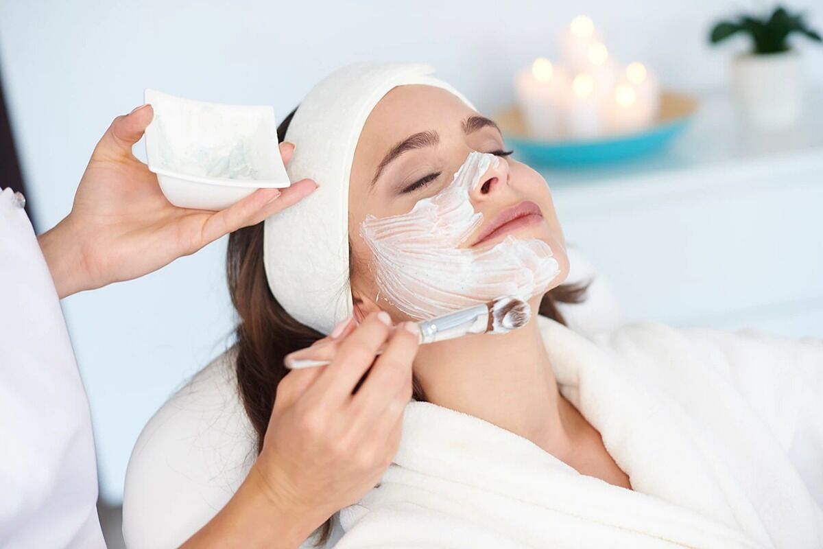 فرق پاکسازی پوست با فیشیال صورت چیست؟ فرق پاکسازی پوست با فیشیال صورت چیست؟