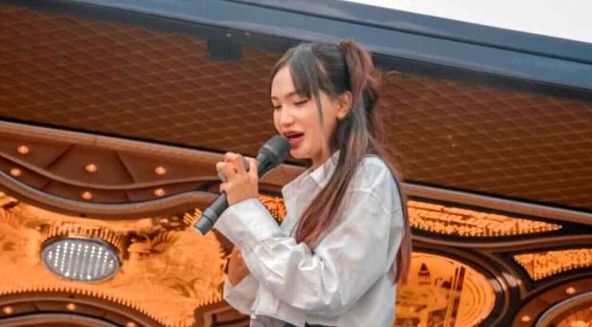 ماساژ گردن بلای جان خواننده تایلندی شد ماساژ گردن بلای جان خواننده تایلندی شد