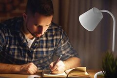 مطالعه در تاریکی واقعاً چشم‌ را خراب می‌کند؟!