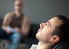 آیا هیپنوتیزم علمی است؟ تجربه واقعی یک روان درمانگر