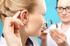چطور بفهمیم به سمعک نیاز داریم؟ راهنمای کامل شنوایی‌سنجی و تشخیص