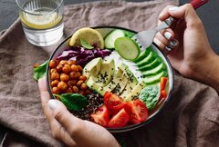 آخر شب برای لاغری چی بخوریم؟ معرفی خوراکیهای کمکالری و سیرکننده
