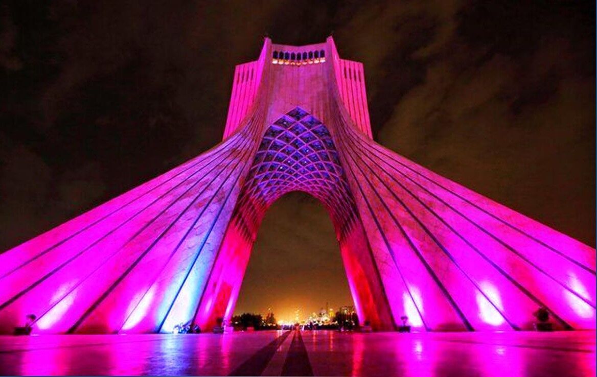 برج آزادی به رنگ امید؛ نماد تهران صورتی می‌شود
