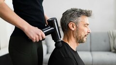 چگونه ماساژور تفنگی به بهبود گرفتگی شانه و کمر کمک می‌کند؟