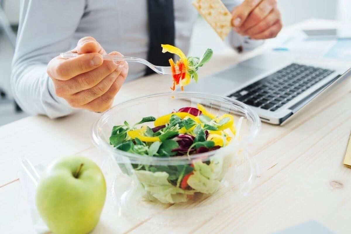 غذای سالم در محیط کار؛ سرمایه‌گذاری پنهان روی بهره‌وری سازمان