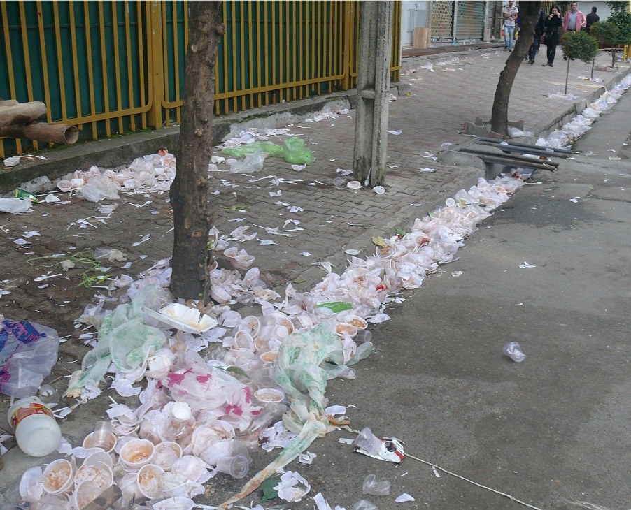 خیابان های پر از زباله در شب های عزاداری