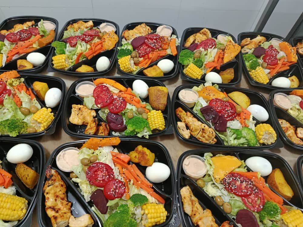 مقایسه هزینه‌ها: سفارش غذای سازمانی در مقابل سلف سرویس داخلی