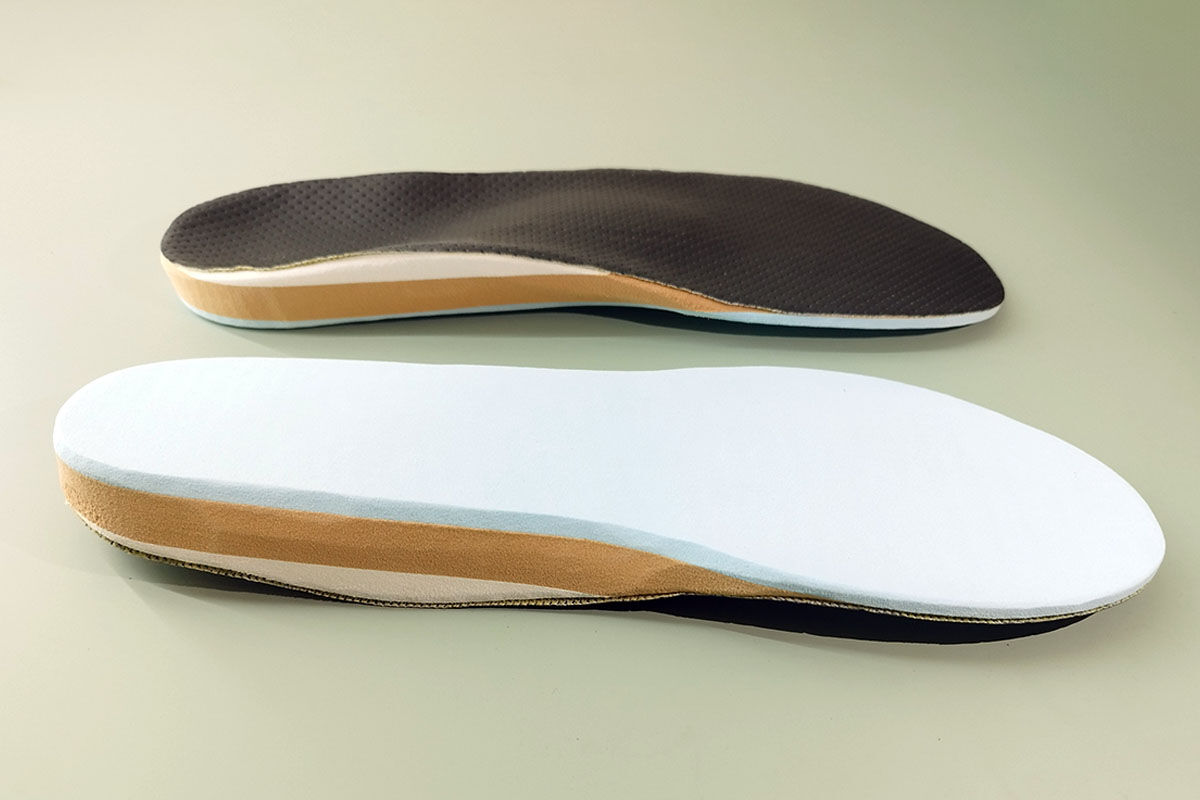 مقایسه کفی‌های طبی آماده و سفارشی برای کف پای صاف: سرمایه‌گذاری بر سلامت یا راه‌حل موقت؟