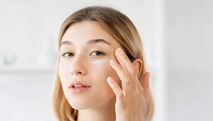 چرا استفاده روزانه از کرم دور چشم و ماسک صورت از 20 سالگی ضروری است؟