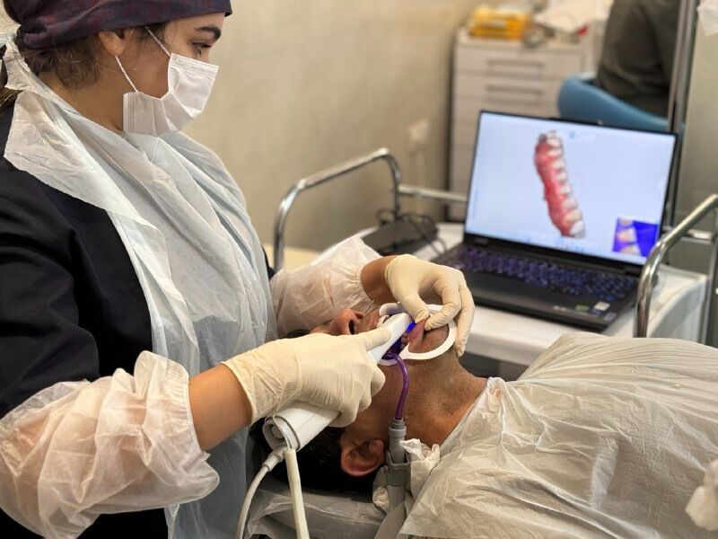 ایمپلنت معمولی یا دیجیتال؟ راهنمای انتخاب انواع روش کاشت دندان در سال 1404