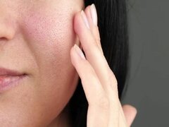 اشتباهات رایج در انتخاب کرم برای منافذ باز پوست