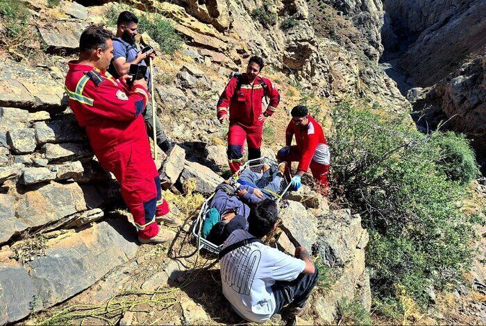 نجات کوهنورد پس از سقوط در دماوند؛ مصدوم به اورژانس منتقل شد