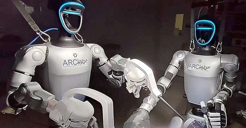 نخستین جراحی جهان با رباتهای انساننما نخستین جراحی جهان با رباتهای انساننما
