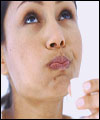 استفاده از دهان شویه سدیم فلورید باعث سلامت دندان ها می شود