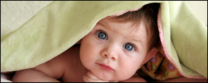 نگاه کردن به چشمان کودک موجب تقویت هوش وی می شود