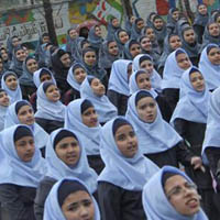 توزیع رایگان قرص "آهن" میان دختران دبیرستانی
