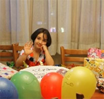 عکس/هستی 9 ساله که مادرش قربانی قاچاقچیان انسان شد، به ایران بازگشت