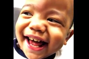 فیلم/خنده زیبای کودک پس از عمل جراحی