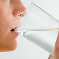 نوشیدن آب گرم برای رفع سوء هاضمه موثر است