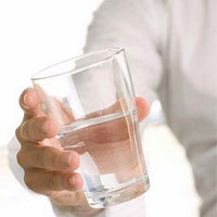 ضررهای مصرف آب هنگام غذا خوردن