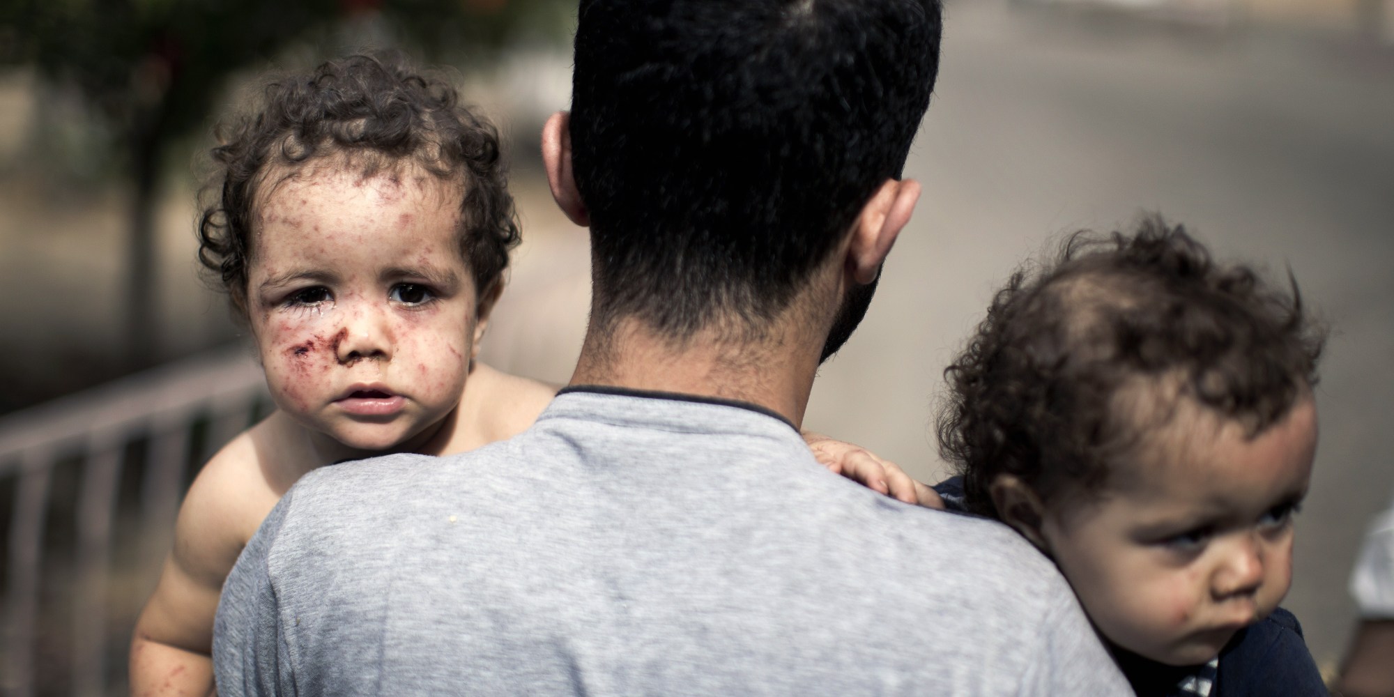 فیلم/گریه شدید کارمند سازمان ملل مقابل دوربین زنده تلویزیون برای مردم غزه